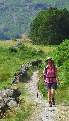 hiking_walking_england_lake_district_cumbria_way_great_langdale_walker.jpg